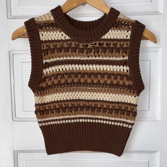 ET CLET BOUTIQUE CROCHET CROPPED SLEEVELESS SWEATER - Picture 1 of 10